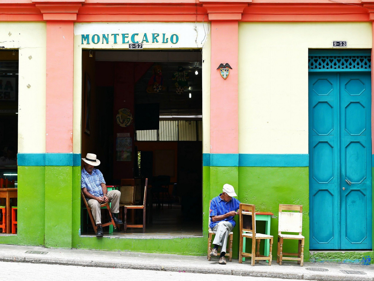 itinerario di tre settimane in colombia: I bar sulla piazza di Jardin